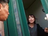 人妻自宅訪問！？声我慢性交！！夫婦・家族の憩いの場が汚される！？背徳さを感じ濡れてしまい間男の中出しまでも受けいれる人妻たち。COMPLETE BEST