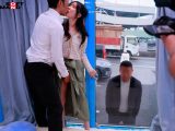 マジックミラー号 ご夫婦一緒でも構いません！と声をかけ、巷で話題のクイックマッサージを初体験！愛する旦那とはミラー越し30cmの状況で声を我慢すればするほど感じちゃう… 本物人妻が我慢できずにスカートの中で不倫SEX